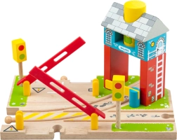 Passage à niveau en bois avec signalisation