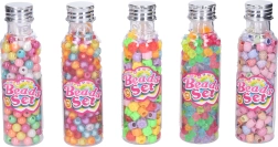 Perles colorées dans une bouteille