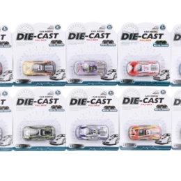 Petite voiture de course en métal sur carte