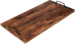 Planche de service en bois avec poignées métalliques 56 × 29,5 cm