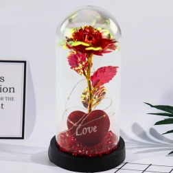 Rose éternelle sous cloche avec éclairage LED, cœur et perles rouges 21x11cm