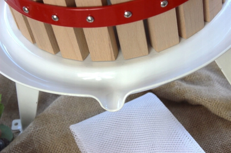 Panier en hêtre et structure stable