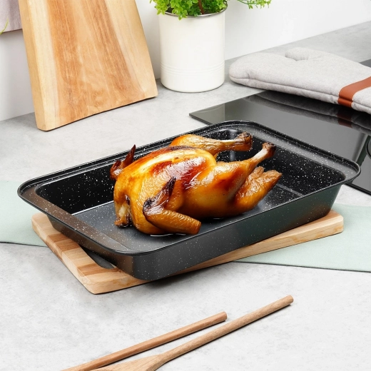 Bords hauts pour plus de volume et une cavité de four propre