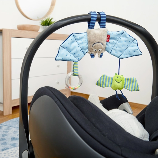 Suspension pratique sur poussette, siège-auto et lit