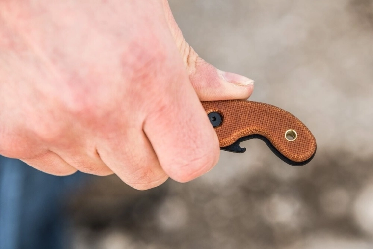 Manche pratique en micarta avec décapsuleur
