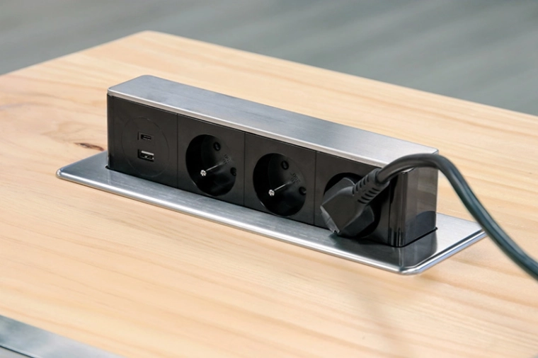 3× 230 V avec protection enfant (jusqu’à 3680 W)
