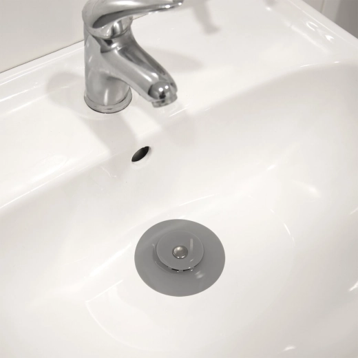 Gris discret pour la salle de bain comme pour la cuisine