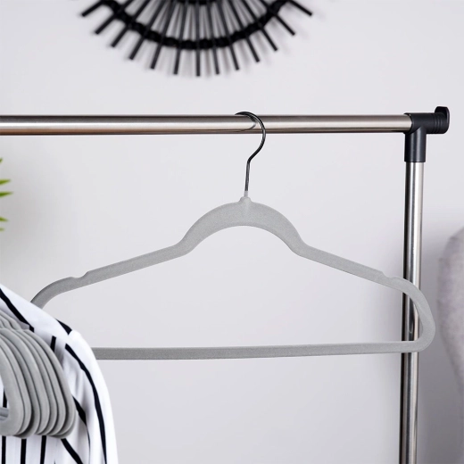 Crochet métallique pivotant