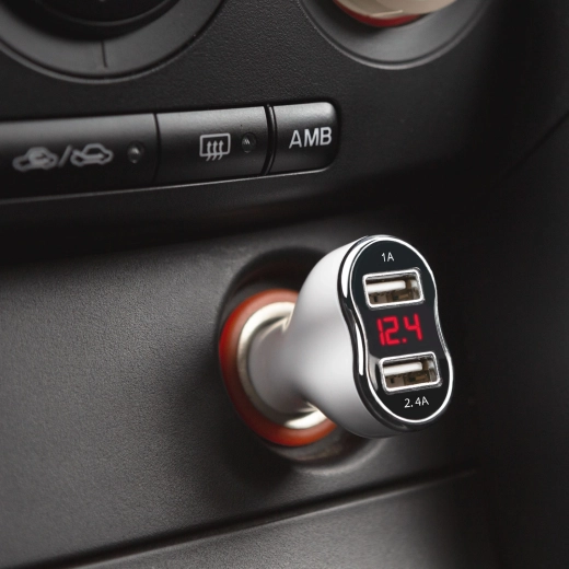 Adaptateur pour allume-cigare avec deux ports USB et mesure de la tension et du courant, blanc