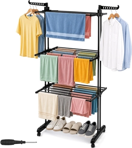 Supports latéraux pour cintres et espace pour chaussures