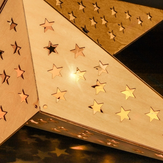 Lumière chaude et perforations décoratives
