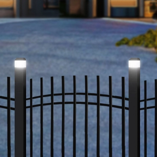 Éclairage élégant de l’entrée et de la clôture