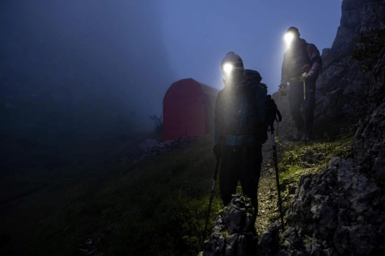 Éclairage puissant pour les déplacements en terrain