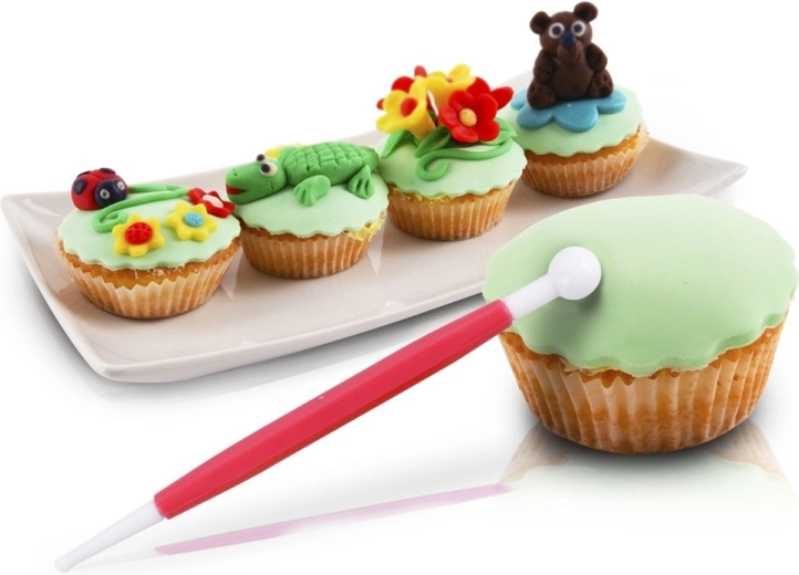 Détails délicats des fleurs et figurines