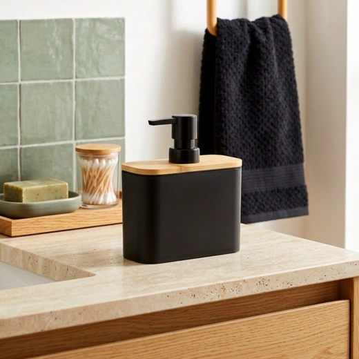 Design moderne noir mat avec bambou