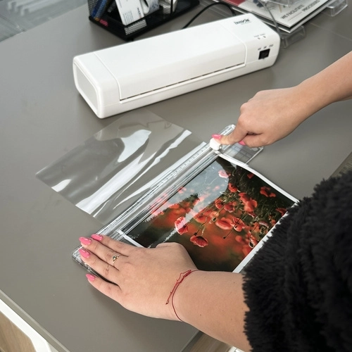 Massicot intégré et arrondisseur d’angles pour un rendu professionnel