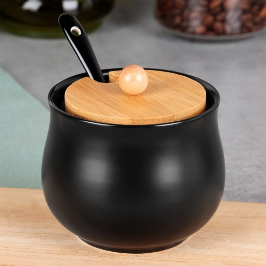 Cuillère pratique avec encoche dans le couvercle