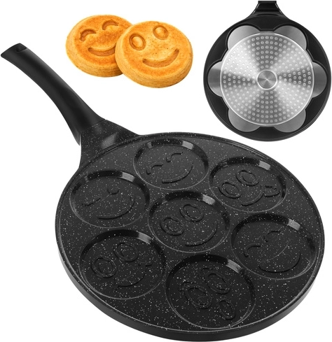 Sept pancakes à la fois avec des visages souriants