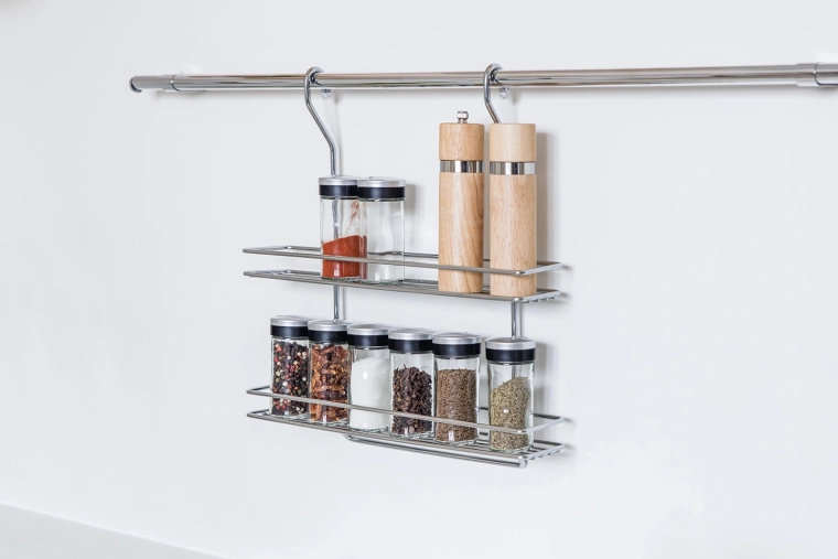 Rangement des épices sûr et bien ordonné