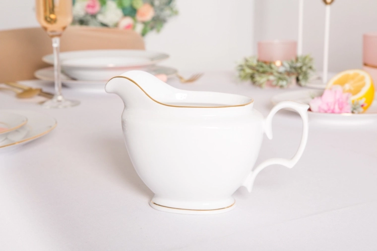 Élégance intemporelle en porcelaine blanche
