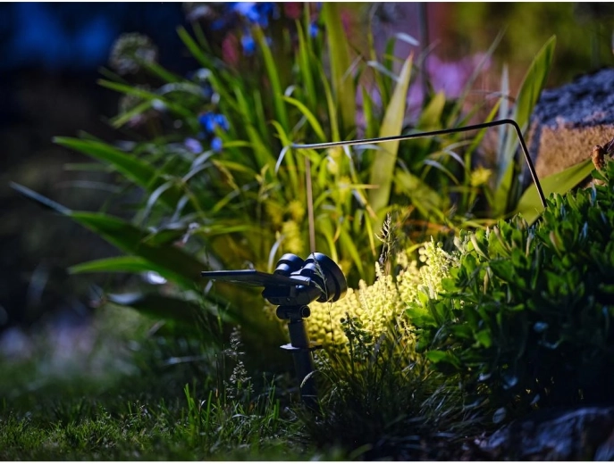 Éclairage directionnel chaleureux du jardin