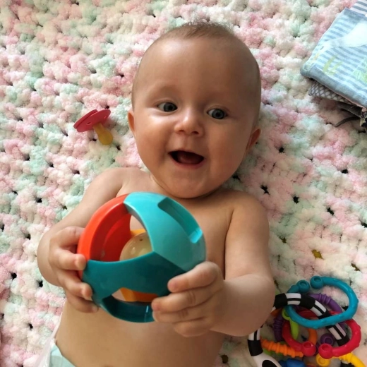 Hochet amusant et stimulation des sens