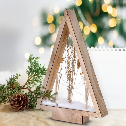 Fleurs d’hiver enneigées dans un sapin en bois