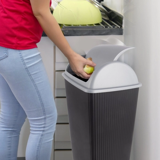 Couvercle à bascule pour une utilisation confortable
