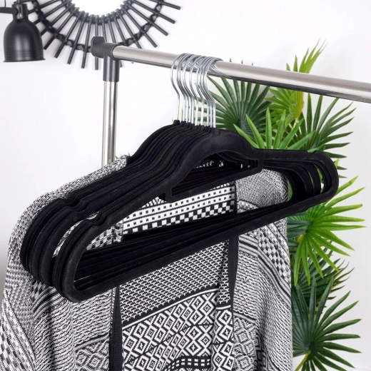 Crochet métallique pivotant pour une suspension facile