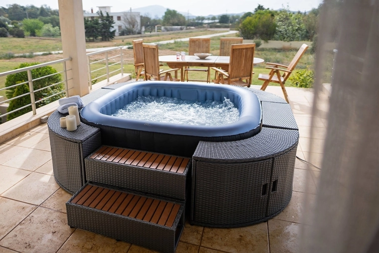 Design carré et matériau RhinoTech pour terrasse et jardin