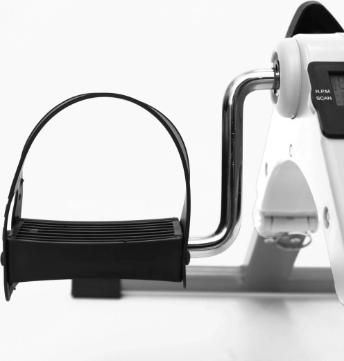Réglage manuel de la résistance et pédales confortables avec sangles