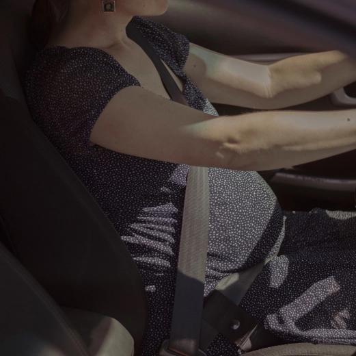 Guidage sûr de la ceinture à l’écart du ventre