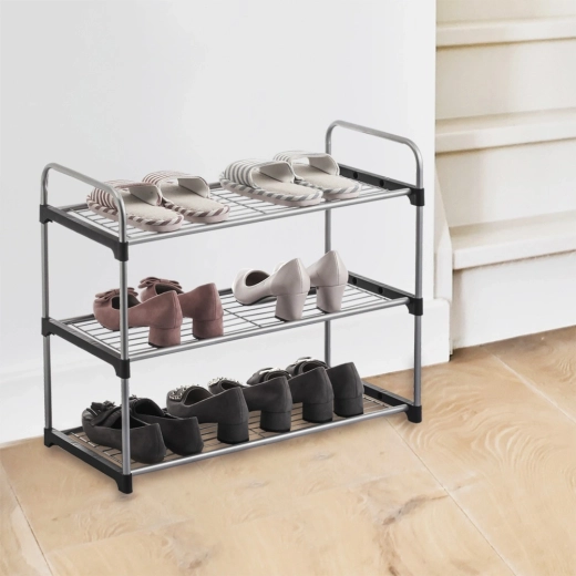 Trois niveaux pour ranger les chaussures de manière ordonnée