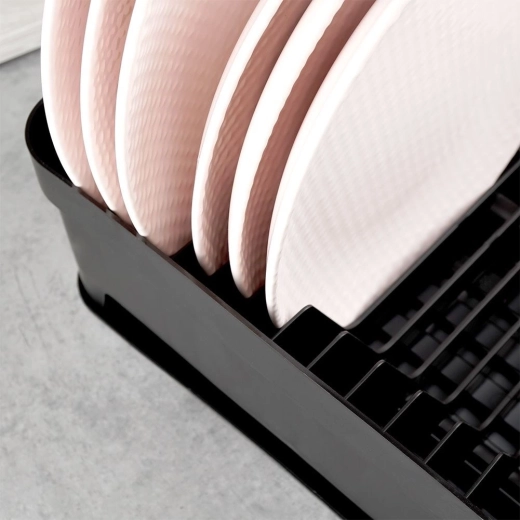 Place pour jusqu’à 11 assiettes et espace pour les tasses