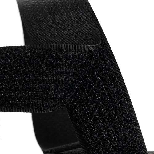 Fixation universelle stable par bandes auto-agrippantes