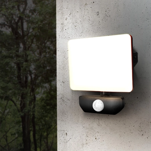 Large faisceau lumineux 120° et luminosité 2550 lm