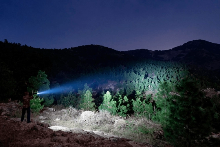 Jusqu’à 1500 lm et 250 mètres de portée