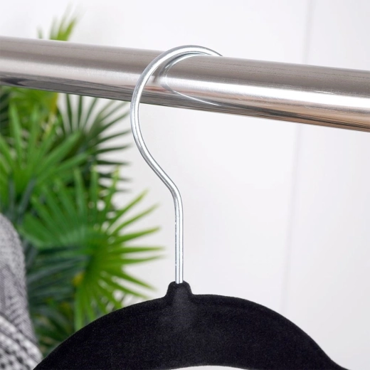 Le velours antidérapant protège les vêtements