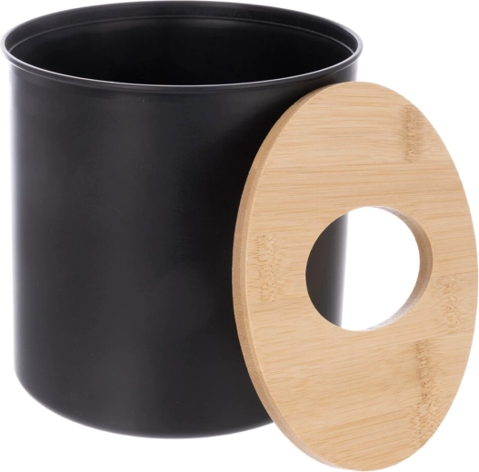 Design noir moderne avec bambou