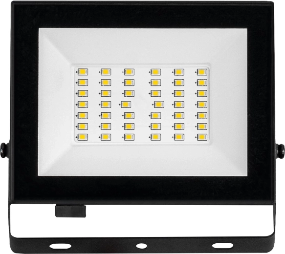 Éclairage large et puissant 2400 lm