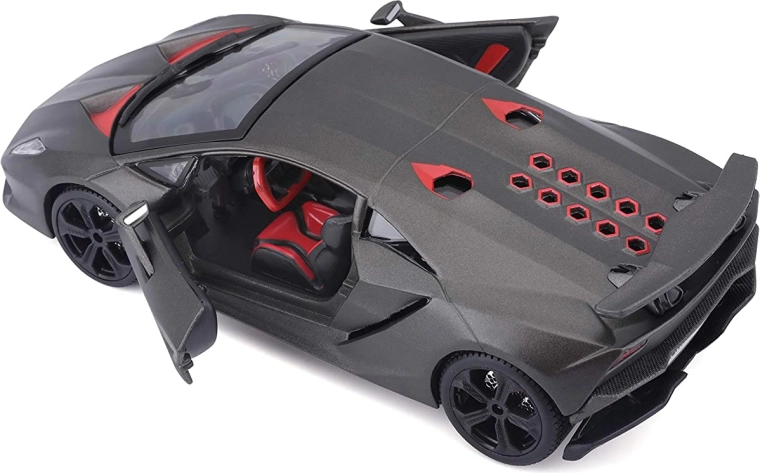 Portes en ciseaux ouvrantes et intérieur détaillé