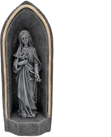 Figurine digne dans une chapelle