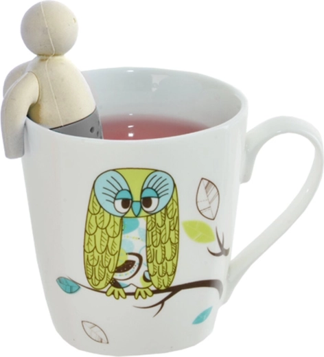 Le bonhomme tient sur le bord de la tasse
