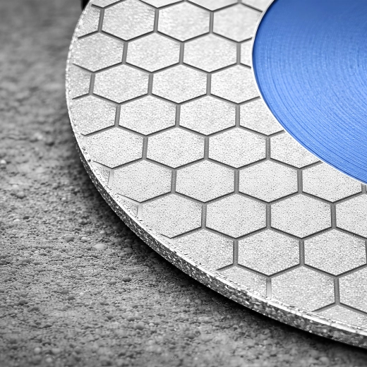 Large couche diamantée pour la coupe et le lissage