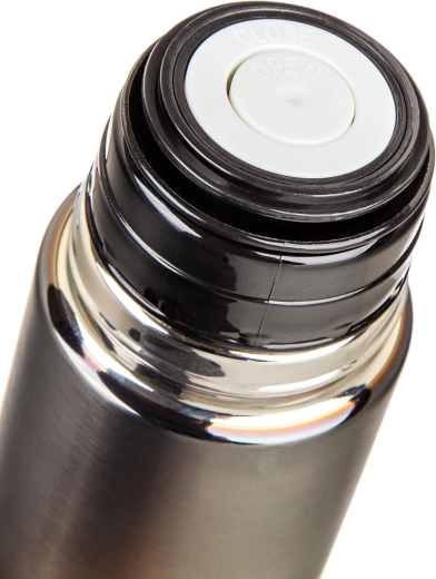 Bouchon à bouton poussoir pour un service pratique