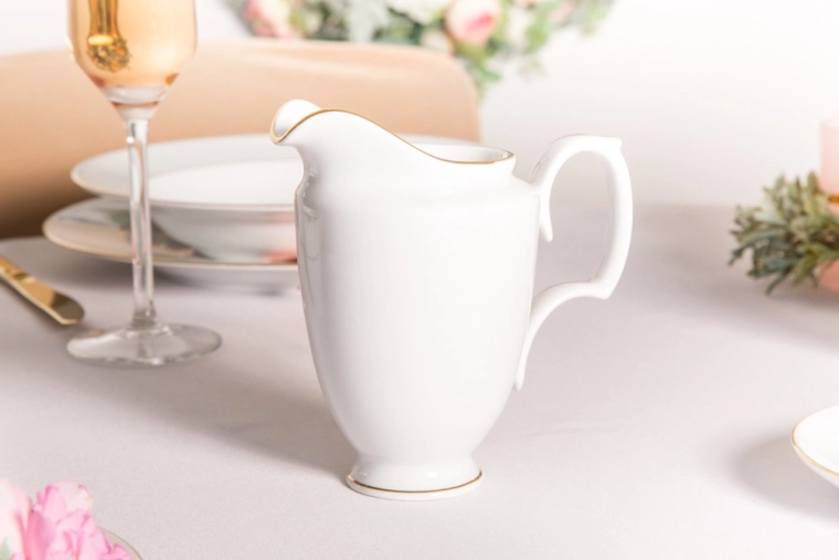 Blancheur intemporelle pour une table du quotidien comme des fêtes