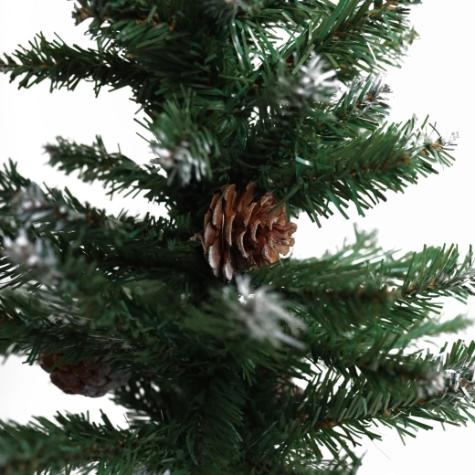 Décoration avec pommes de pin et baies rouges