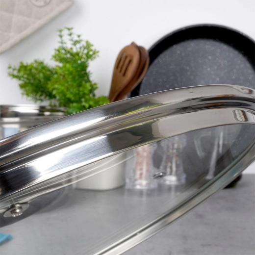 Bord inox et rebord haut pour une adhérence parfaite