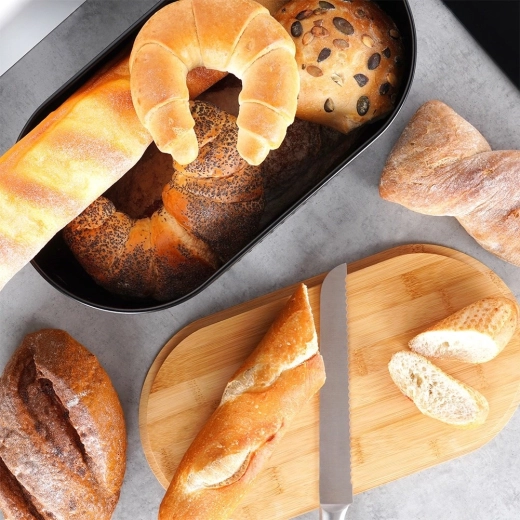 Le couvercle en bois sert de planche à découper