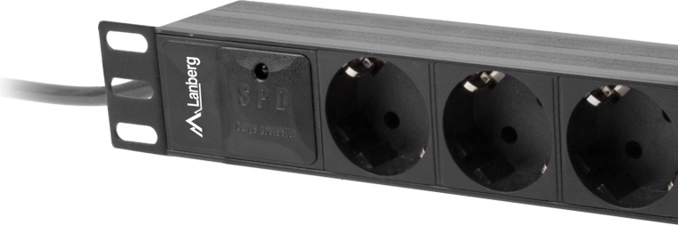 Trois prises Schuko pour connecter les équipements